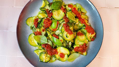 Zucchini à la Ottolenghi auf einem Teller mit Harissa-Paste serviert. - Foto: LECKER @ Bauer Media Group