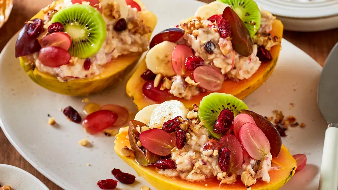 Overnight Oats in der Papaya-Bowl Rezept - Foto: LECKER @ Bauer Media Group Overnight Oats in der Papaya-Bowl Rezept - Foto: LECKER @ Bauer Media Group