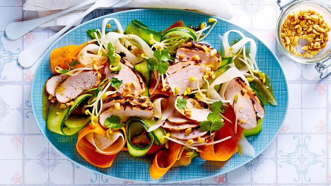 Pad-Thai-Salat mit Erdnusshühnchen Rezept - Foto: LECKER @ Bauer Media Group Pad-Thai-Salat mit Erdnusshühnchen Rezept - Foto: LECKER @ Bauer Media Group