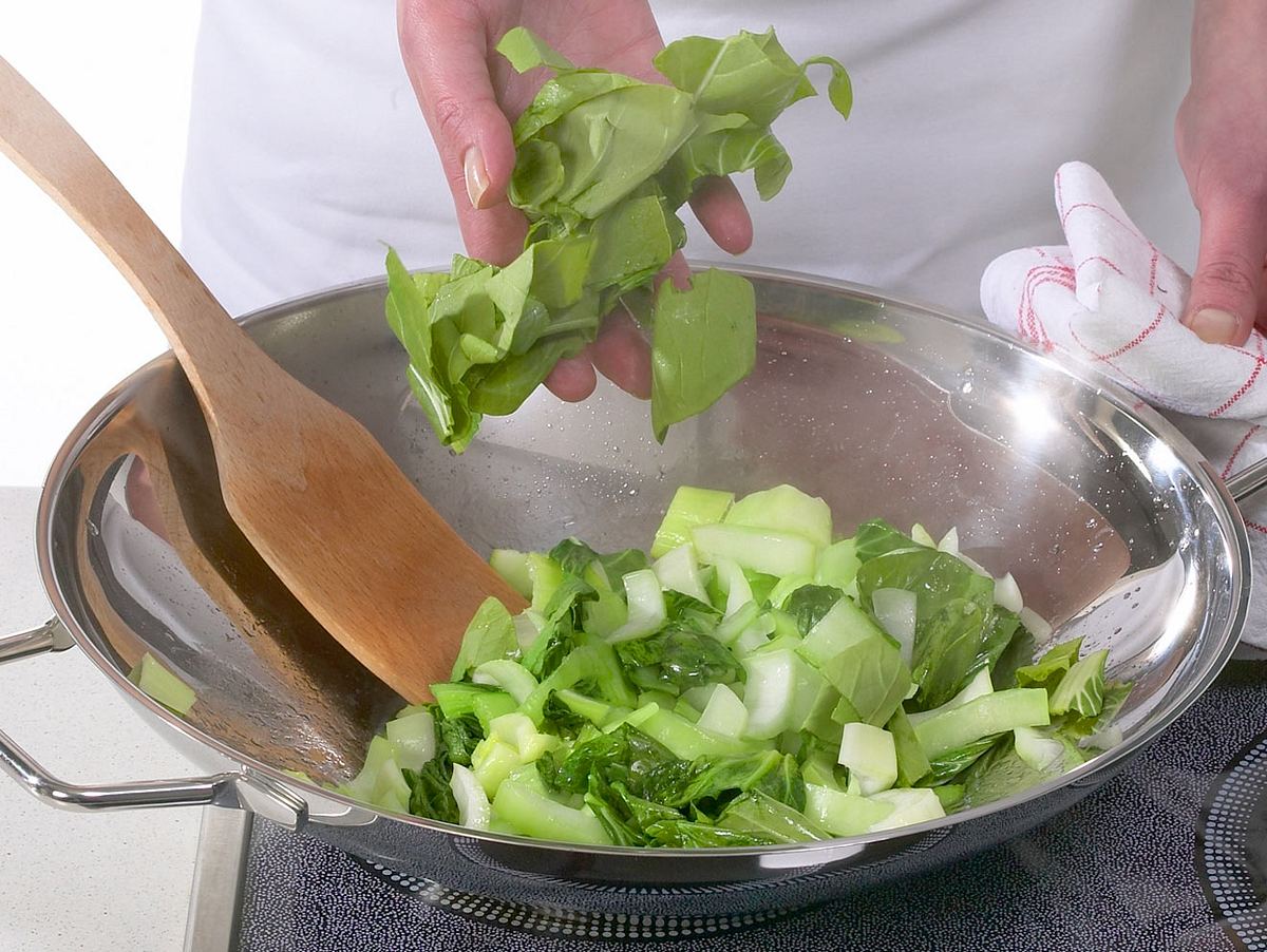 Pak Choi im Wok oder der Pfanne braten