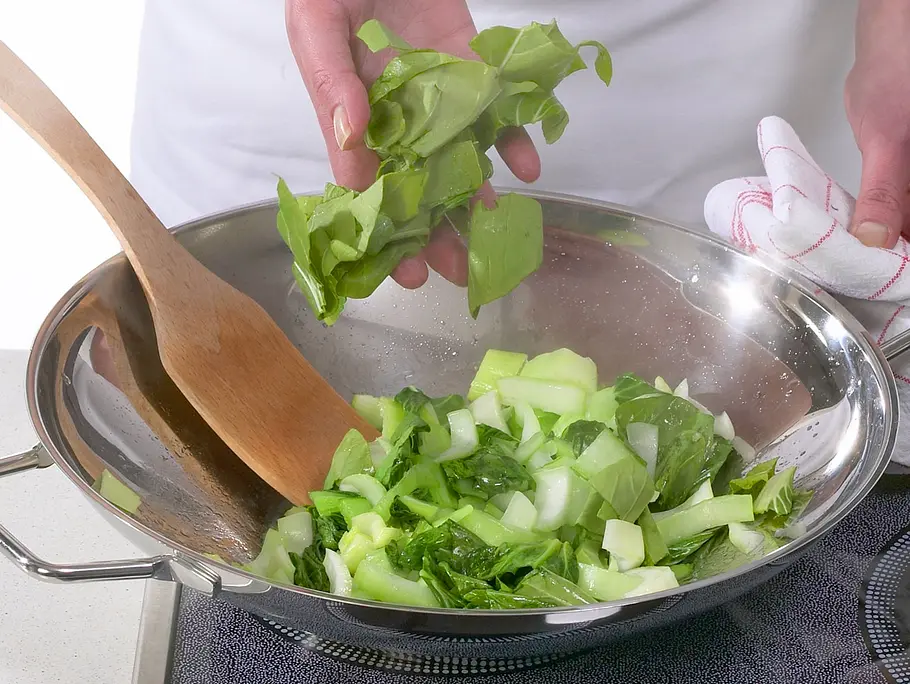 Pak Choi im Wok oder der Pfanne braten Pak Choi im Wok oder der Pfanne braten
