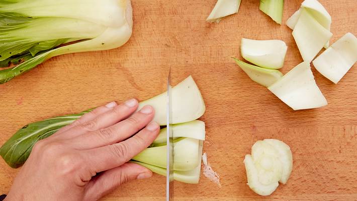 Pak Choi zubereiten: Pak Choi putzen und schneiden - Foto: House of Food / Bauer Food Experts KG