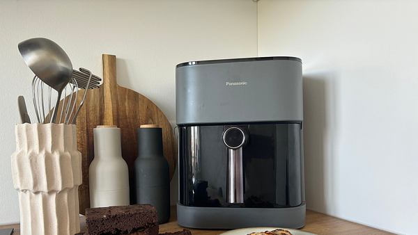 Der Panasonic Airfryer auf einer Küchenzeile, davor Brownies und Hähnchenbrust - Foto: LECKER.de/Julia Hager