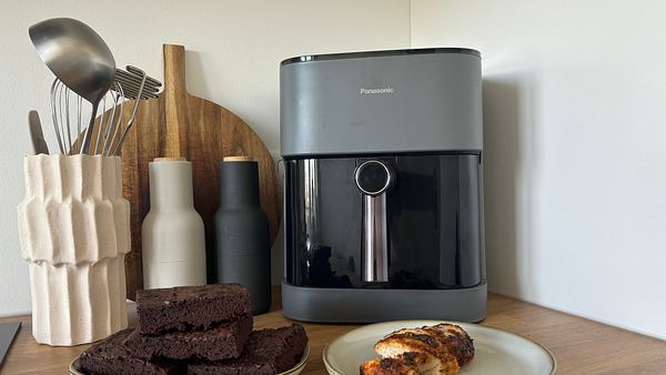 Der Panasonic Airfryer auf einer Küchenzeile, davor Brownies und Hähnchenbrust - Foto: LECKER.de/Julia Hager