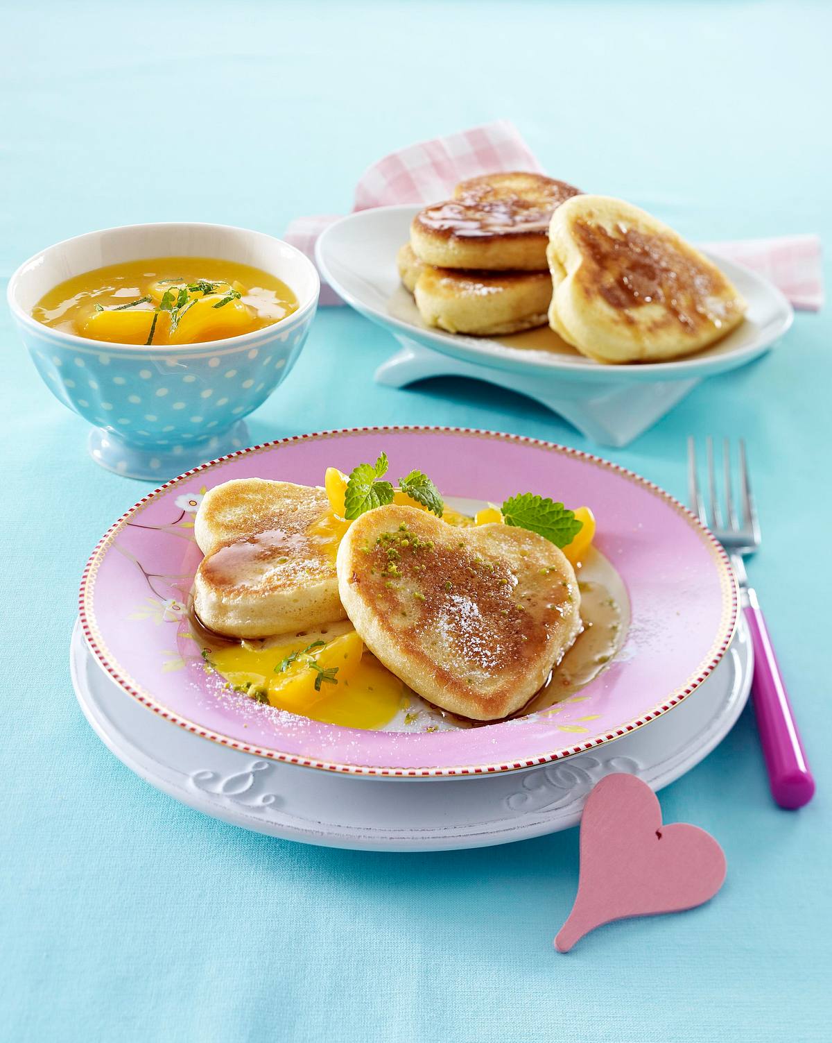 Pancake-Herzen mit Ahornsirup und Aprikosenkompott Rezept