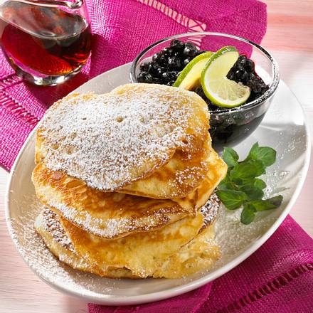 Pancakes mit Ahornsirup und Heidelbeeren Rezept