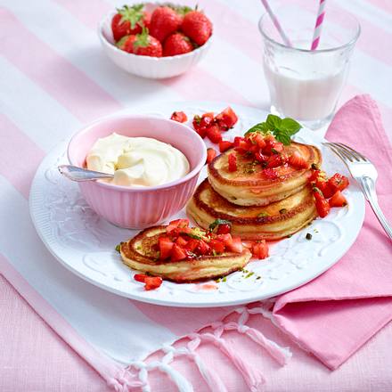 Pancakes mit Eierlikörcreme und Erdbeer-Minz-Tatar Rezept