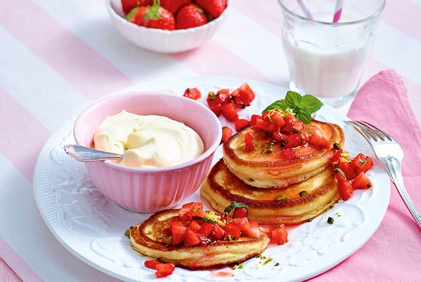 Pancakes mit Frischkäsecreme und Erdbeer-Minz-Tatar Rezept Pancakes mit Frischkäsecreme und Erdbeer-Minz-Tatar Rezept