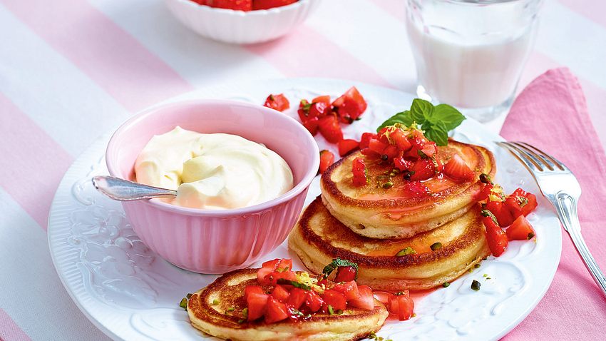Pancakes mit Frischkäsecreme und Erdbeer-Minz-Tatar Rezept - Foto: House of Food / Bauer Food Experts KG