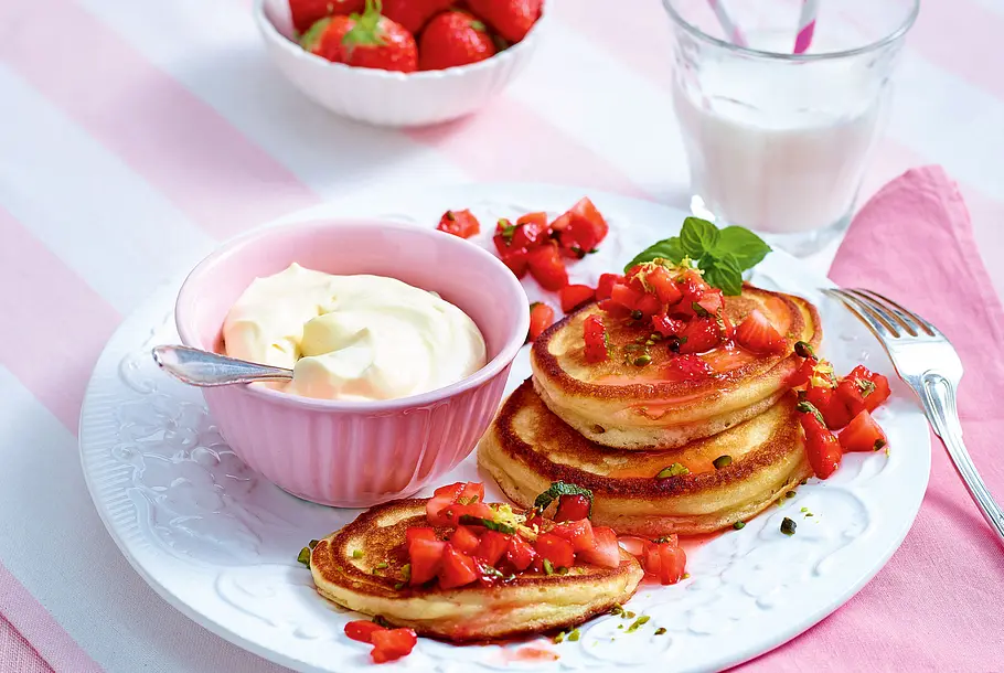 Pancakes mit Frischkäsecreme und Erdbeer-Minz-Tatar Rezept Pancakes mit Frischkäsecreme und Erdbeer-Minz-Tatar Rezept