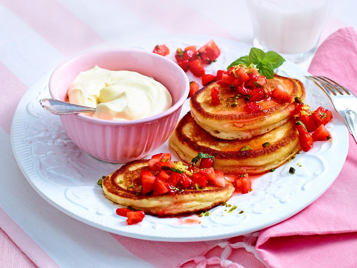 Pancakes mit Vanillecreme und Erdbeer-Minz-Tatar Rezept