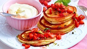 Pancakes mit Vanillecreme und Erdbeer-Minz-Tatar - Foto: House of Food / Bauer Food Experts KG