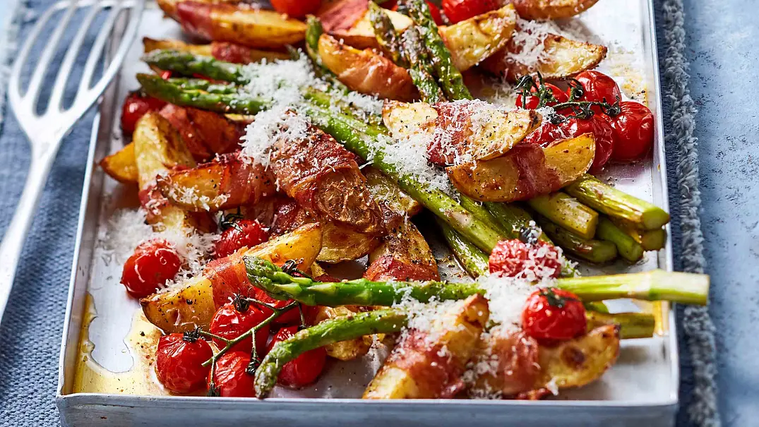 Pancetta-Kartoffeln vom Blech Rezept - Foto: LECKER @ Bauer Media Group Pancetta-Kartoffeln vom Blech Rezept - Foto: LECKER @ Bauer Media Group