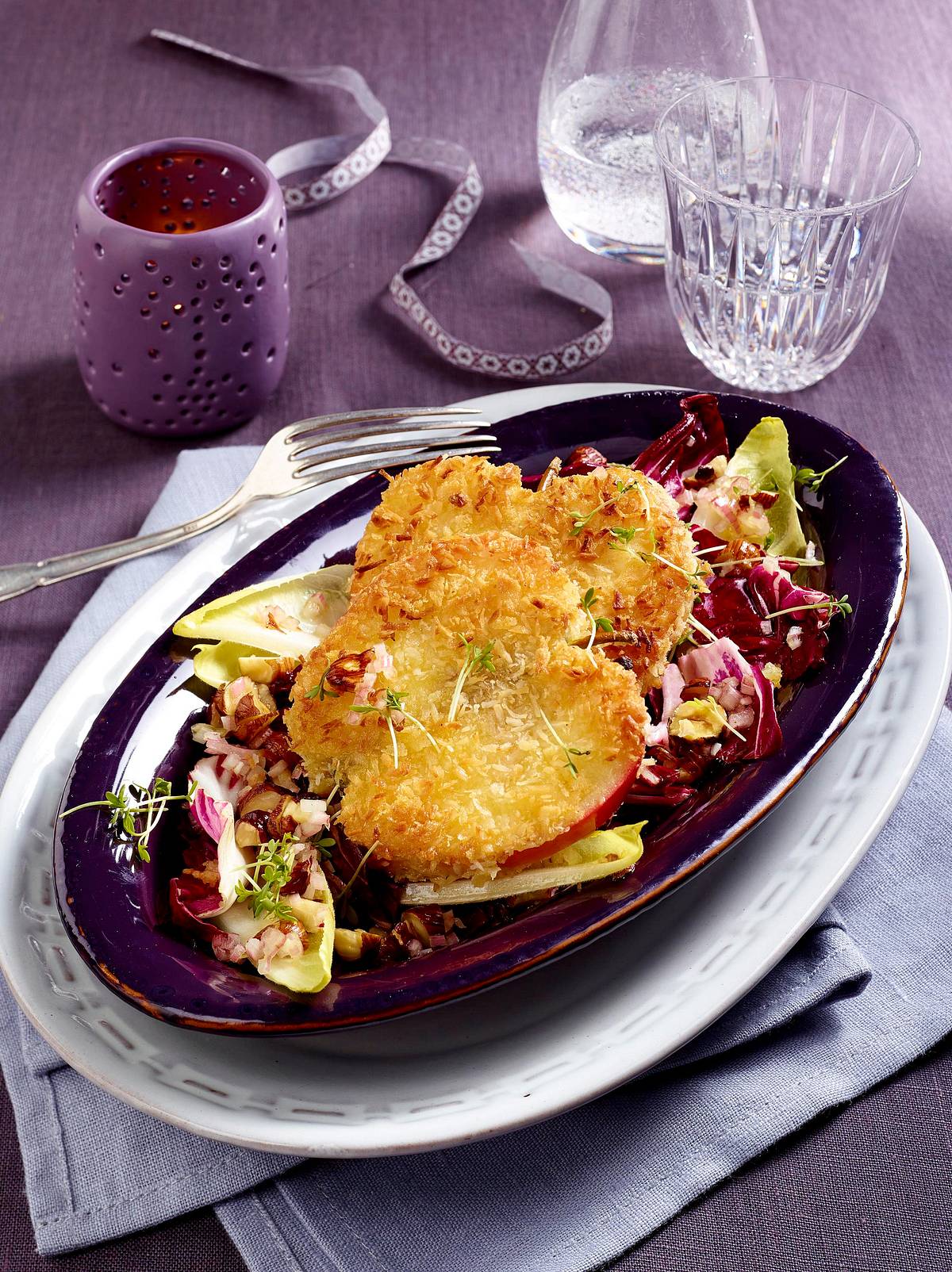 Panierte Apfelscheiben im Kokosmantel auf Chicorée-Radicchio-Salat Rezept