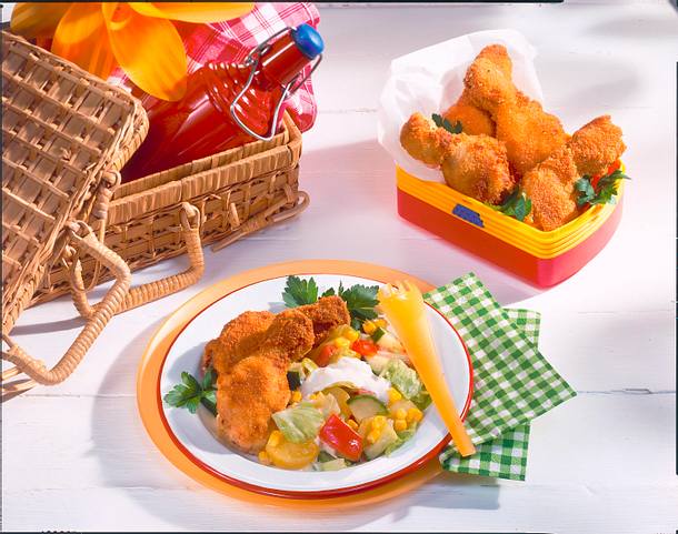 Panierte Hähnchen mit Gemüse-Kartoffelsalat Rezept Panierte Hähnchen mit Gemüse-Kartoffelsalat Rezept