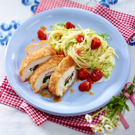Panierte Hähnchenfilets gefüllt mit Schinken und Kräuterfrischkäse auf Spaghetti-Spitzkohl-Nestern Rezept Panierte Hähnchenfilets gefüllt mit Schinken und Kräuterfrischkäse auf Spaghetti-Spitzkohl-Nestern Rezept
