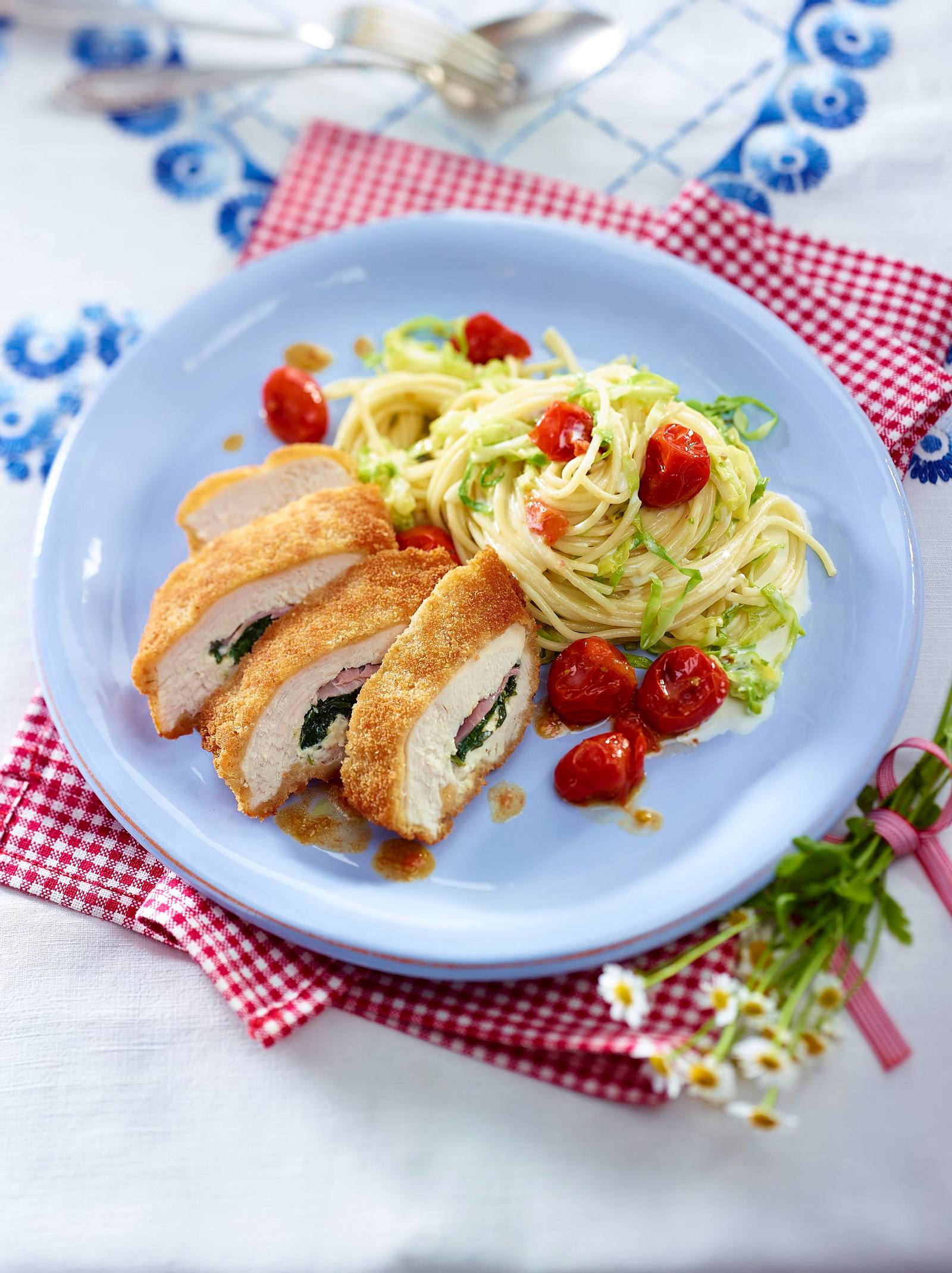 Panierte Hähnchenfilets gefüllt mit Schinken und Kräuterfrischkäse auf ...