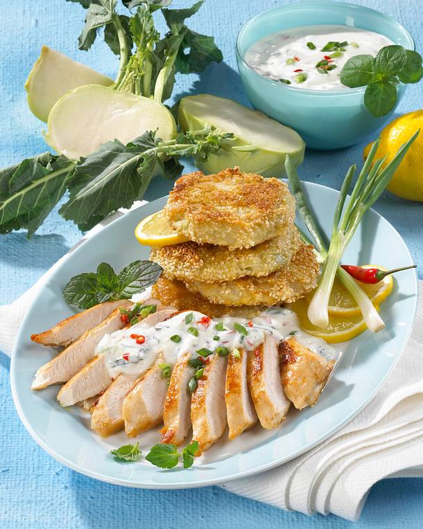 Panierte Kohlrabischeiben mit Joghurtdip und Hähnchenfilet Rezept Panierte Kohlrabischeiben mit Joghurtdip und Hähnchenfilet Rezept