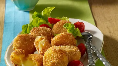 Panierte Mini-Babybels mit Dips Rezept - Foto: LECKER @ Bauer Media Group