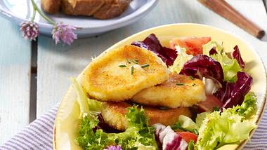 Panierte Mozzarella-Medaillons auf Salat Rezept - Foto: House of Food / Bauer Food Experts KG