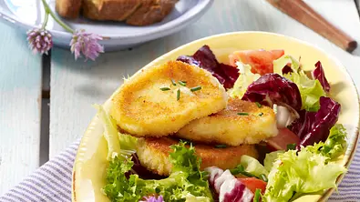 Panierte Mozzarella-Medaillons auf Salat Rezept - Foto: LECKER @ Bauer Media Group