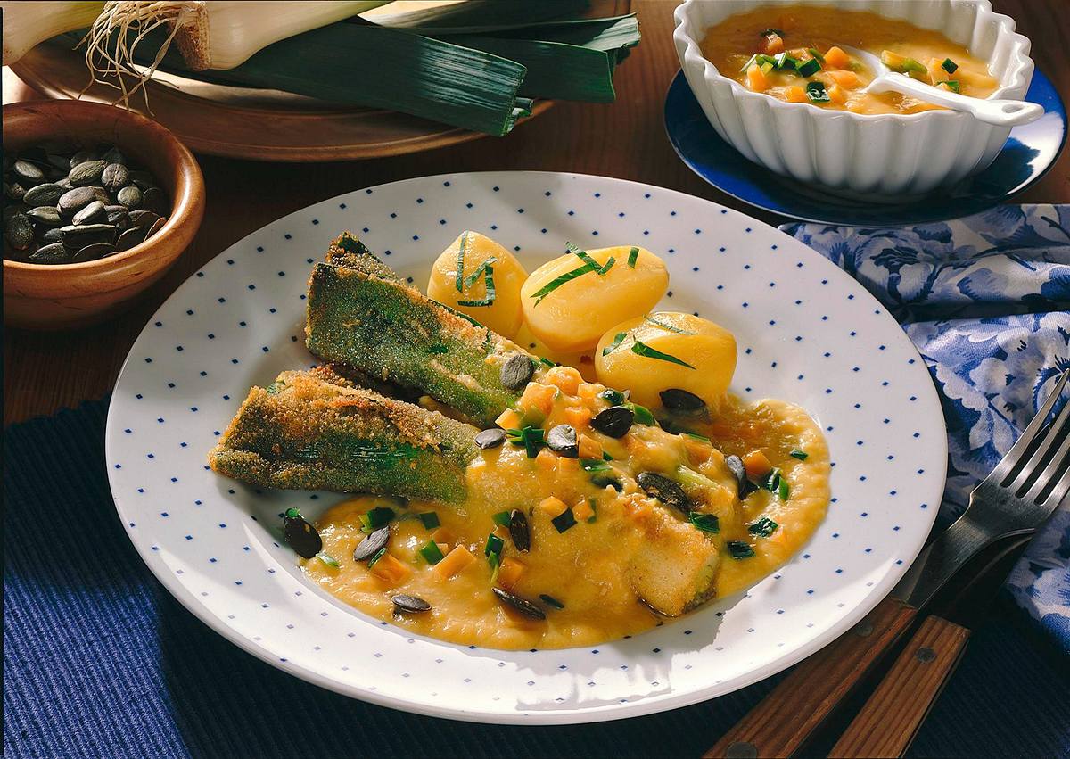 Panierte Porreestangen mit Möhrensoße Rezept