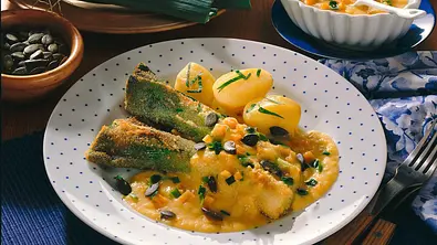 Panierte Porreestangen mit Möhrensoße Rezept - Foto: LECKER @ Bauer Media Group