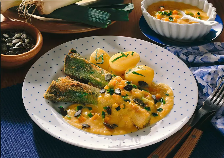 Panierte Porreestangen mit Möhrensoße Rezept Panierte Porreestangen mit Möhrensoße Rezept