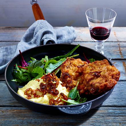 Panierte Rinderschnitzel mit Kartoffelpüree, karamellisierten Zwiebeln, Speck und Baby Leaf-Salat Rezept Panierte Rinderschnitzel mit Kartoffelpüree, karamellisierten Zwiebeln, Speck und Baby Leaf-Salat Rezept