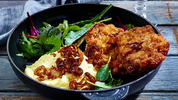Panierte Rinderschnitzel mit Kartoffelpüree, karamellisierten Zwiebeln, Speck und Baby Leaf-Salat Rezept - Foto: LECKER @ Bauer Media Group Panierte Rinderschnitzel mit Kartoffelpüree, karamellisierten Zwiebeln, Speck und Baby Leaf-Salat Rezept - Foto: LECKER @ Bauer Media Group