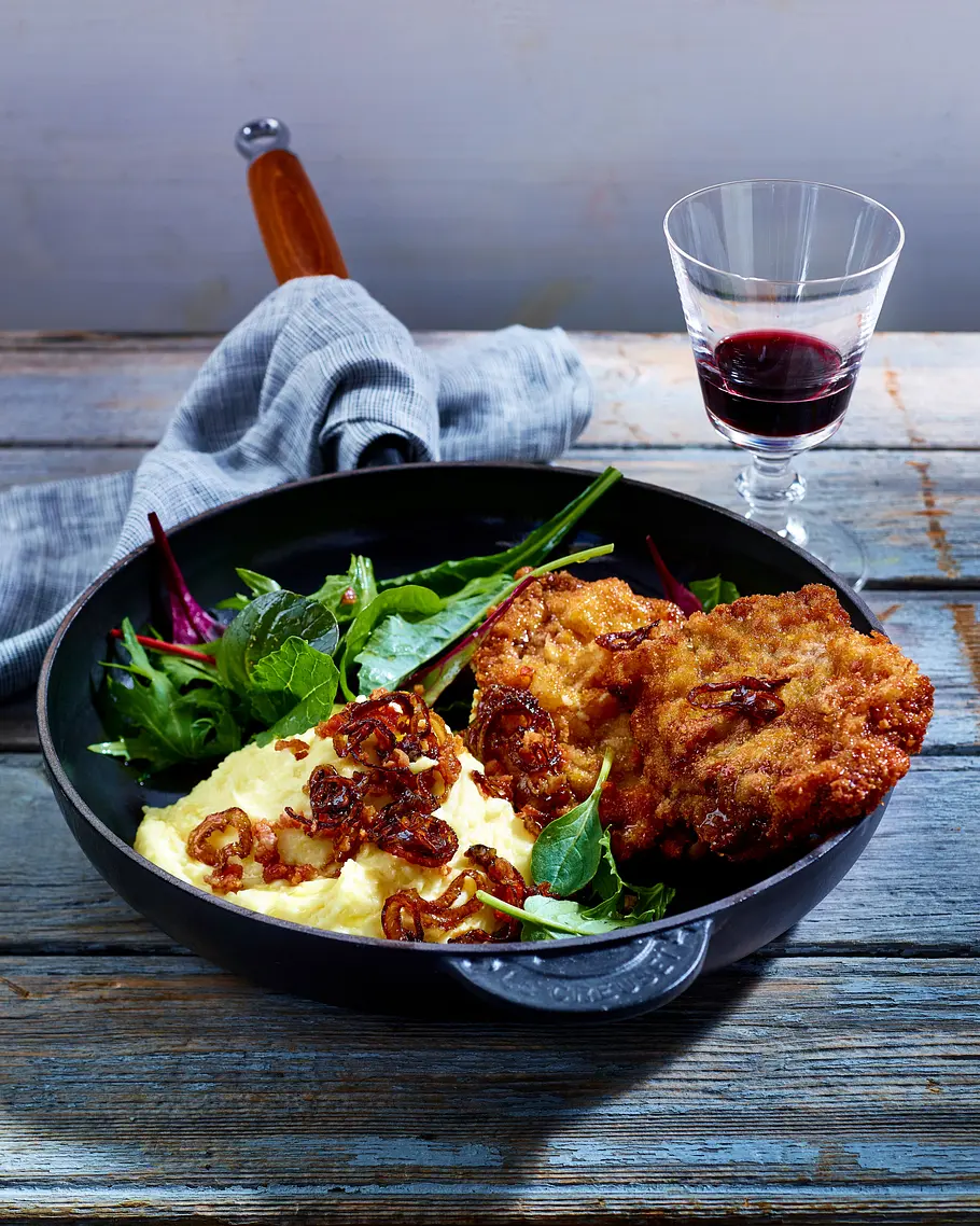 Panierte Rinderschnitzel mit Kartoffelpüree, karamellisierten Zwiebeln, Speck und Baby Leaf-Salat Rezept Panierte Rinderschnitzel mit Kartoffelpüree, karamellisierten Zwiebeln, Speck und Baby Leaf-Salat Rezept