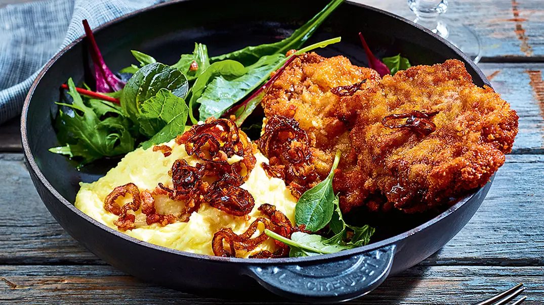 Panierte Rindersteaks mit Röstzwiebeln Rezept - Foto: LECKER @ Bauer Media Group Panierte Rindersteaks mit Röstzwiebeln Rezept - Foto: LECKER @ Bauer Media Group