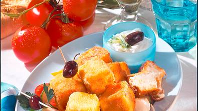 Panierte Schafskäse-Würfel mit Tsatsiki Rezept - Foto: LECKER @ Bauer Media Group