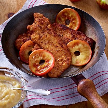 Panierte Schnitzel mit Apfelkompott und karamellisierten Äpfeln Rezept Panierte Schnitzel mit Apfelkompott und karamellisierten Äpfeln Rezept