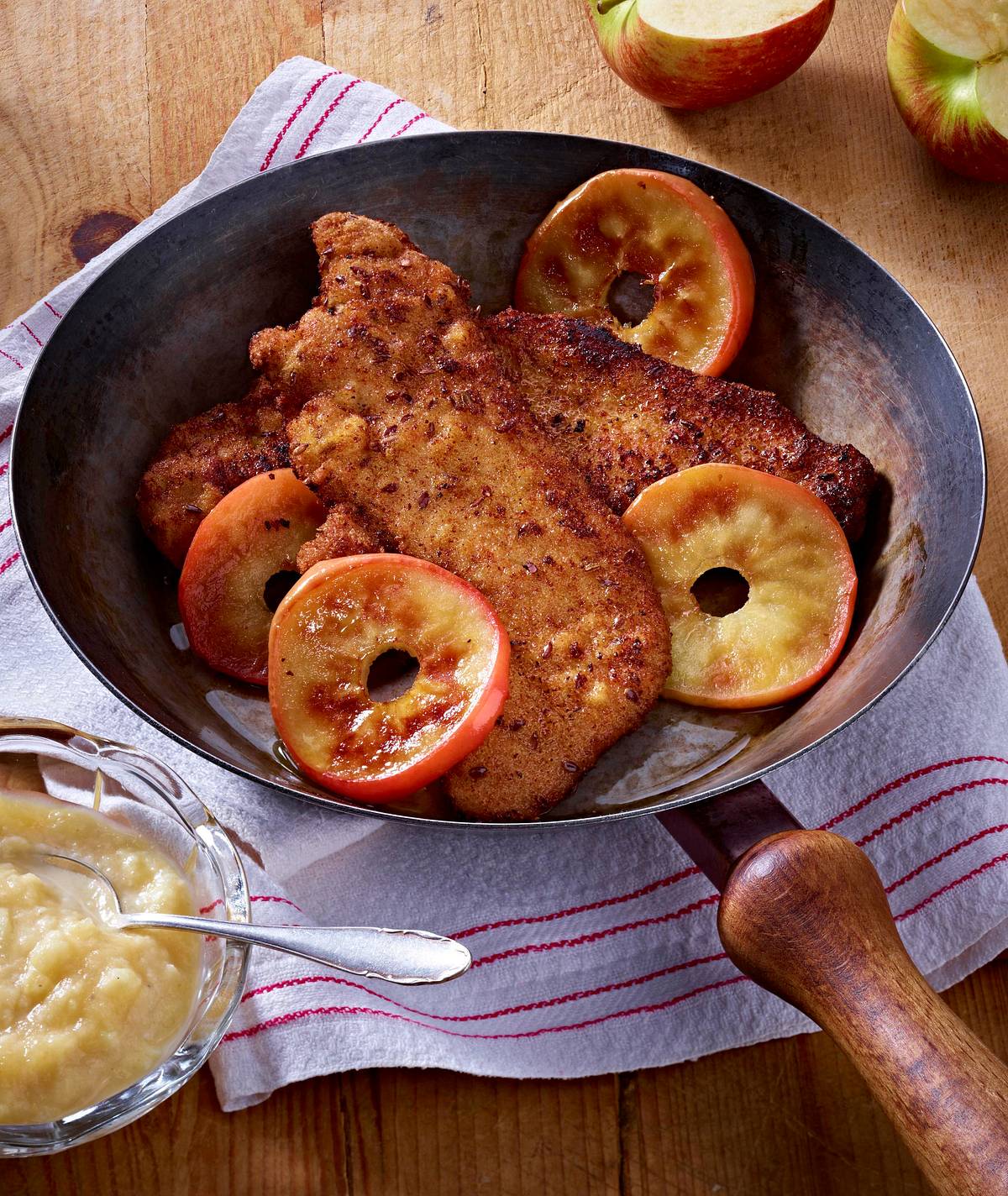Panierte Schnitzel mit Apfelkompott und karamellisierten Äpfeln Rezept
