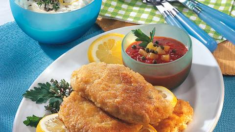 Panierte Schnitzel mit zwei Soßen Rezept - Foto: House of Food / Bauer Food Experts KG