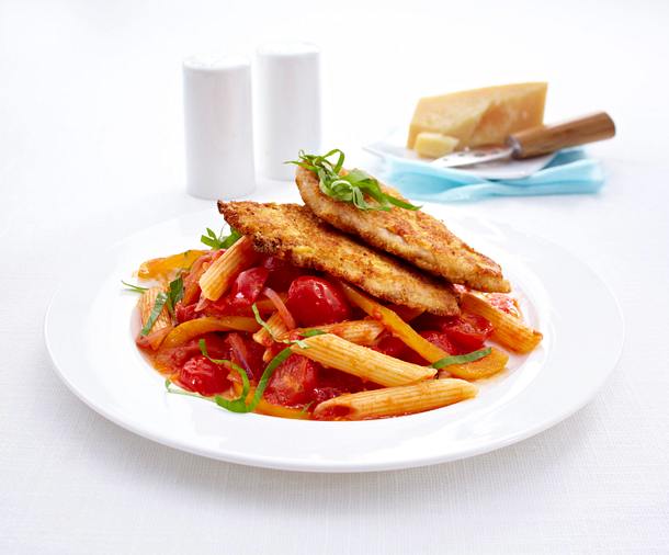 Panierte Schweineschnitzel mit Gemüse und Penne Rezept Panierte Schweineschnitzel mit Gemüse und Penne Rezept