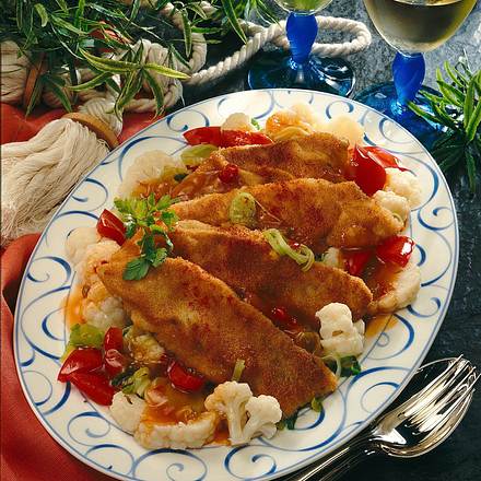 Panierte Seelachstranchen auf asiatischem Blumenkohl Rezept