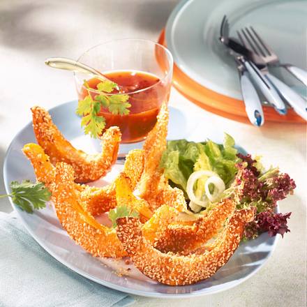 Panierte Sesam-Kürbisspalten mit süß-saurer Soße und Salat Rezept