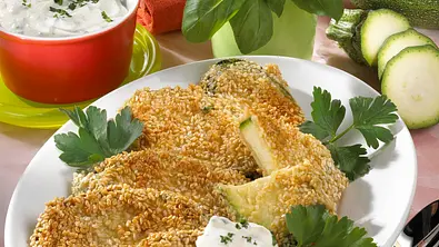 Panierte Zucchinischeiben mit Kräuter-Dip Rezept - Foto: LECKER @ Bauer Media Group