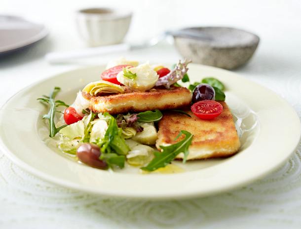 Panierter Fetakäse auf Salat Rezept Panierter Fetakäse auf Salat Rezept