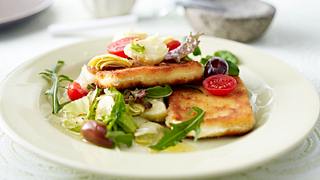 Panierter Fetakäse auf Salat Rezept - Foto: House of Food / Bauer Food Experts KG