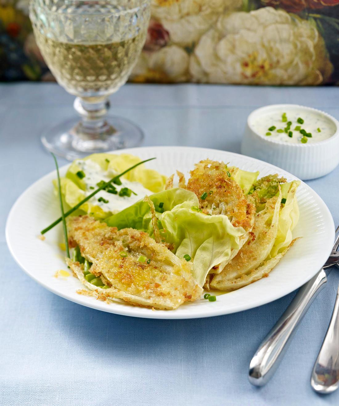 Panierter gebratener Fenchel zu Kräuter-Joghurt-Dip Rezept | LECKER Panierter gebratener Fenchel zu Kräuter-Joghurt-Dip Rezept | LECKER