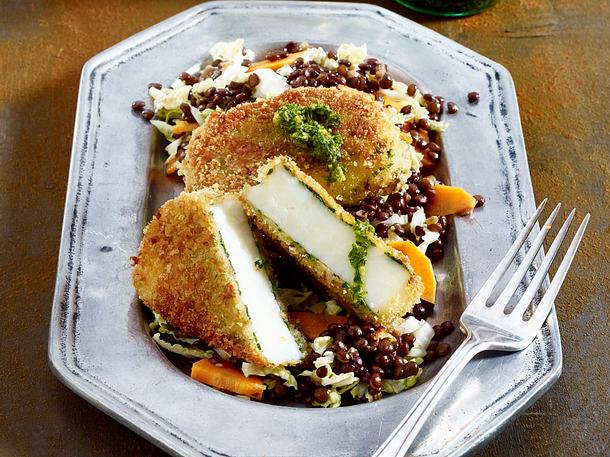 Panierter Kräuterhalloumi auf Linsen-Salat Rezept