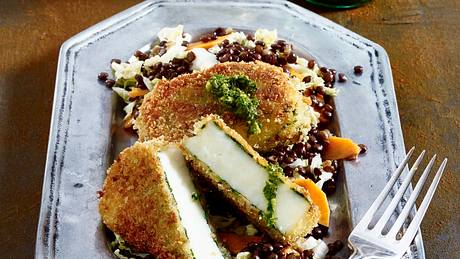 Panierter Kräuterhalloumi auf Linsen-Salat Rezept - Foto: House of Food / Bauer Food Experts KG