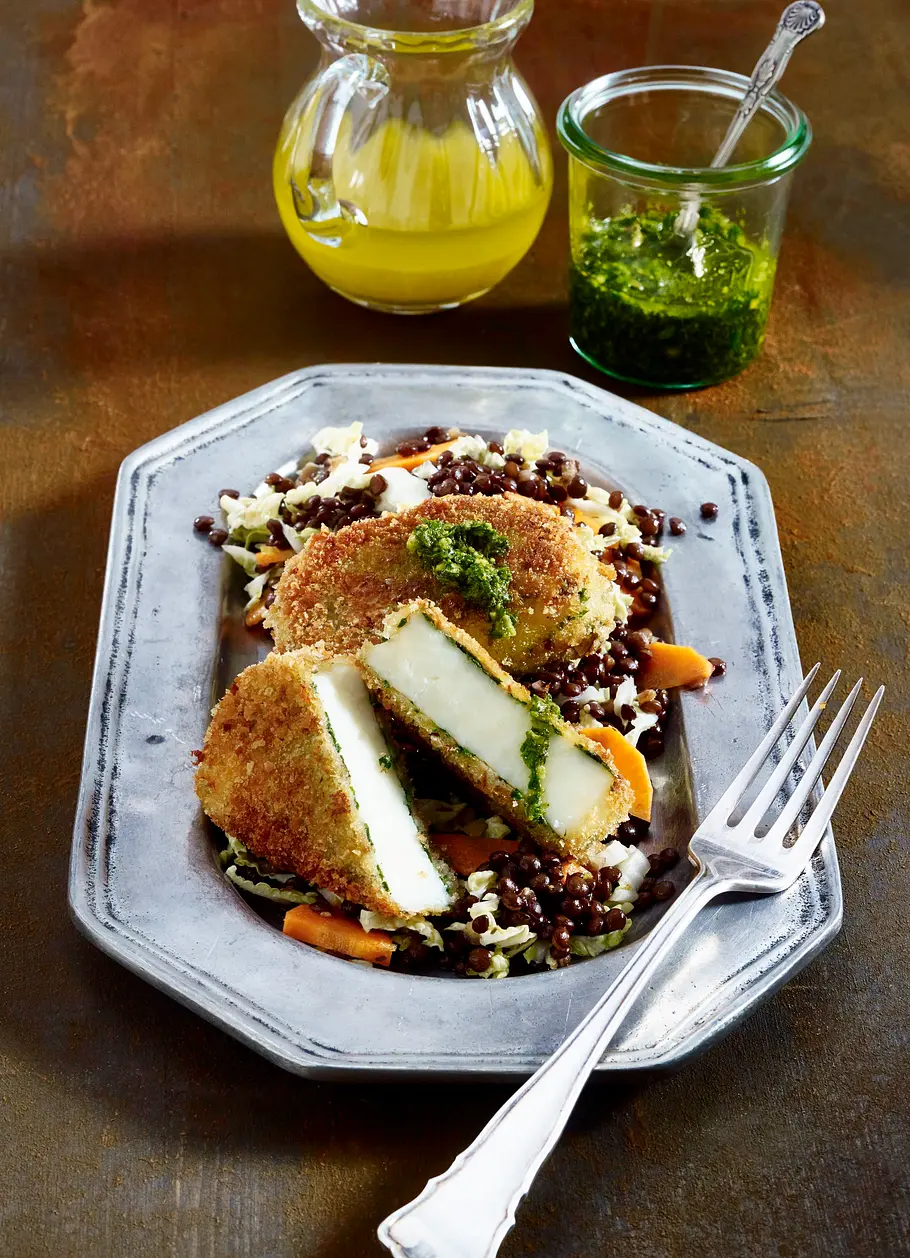Panierter Kräuterhalloumi auf Linsen-Salat Rezept Panierter Kräuterhalloumi auf Linsen-Salat Rezept