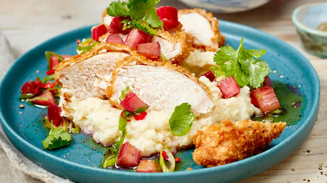 Paniertes Hähnchenfilet mit Rhabarber-Salsa und Selleriestampf Rezept - Foto: LECKER @ Bauer Media Group Paniertes Hähnchenfilet mit Rhabarber-Salsa und Selleriestampf Rezept - Foto: LECKER @ Bauer Media Group