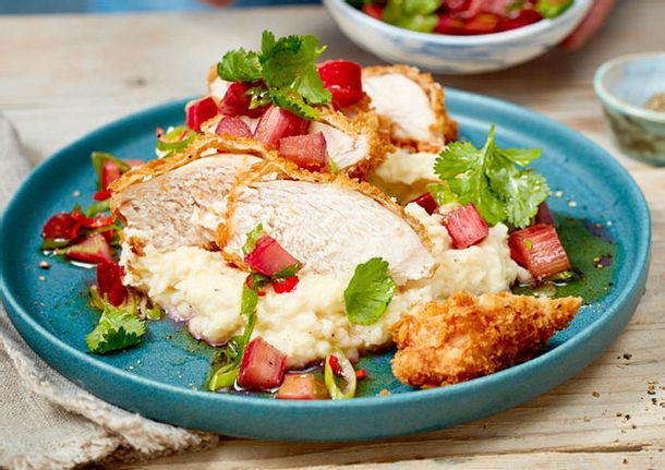 Paniertes Hähnchenfilet mit Rhabarber-Salsa und Selleriestampf Rezept
