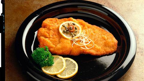Paniertes Kalbsschnitzel mit Petersilienkartoffeln Rezept - Foto: Horn