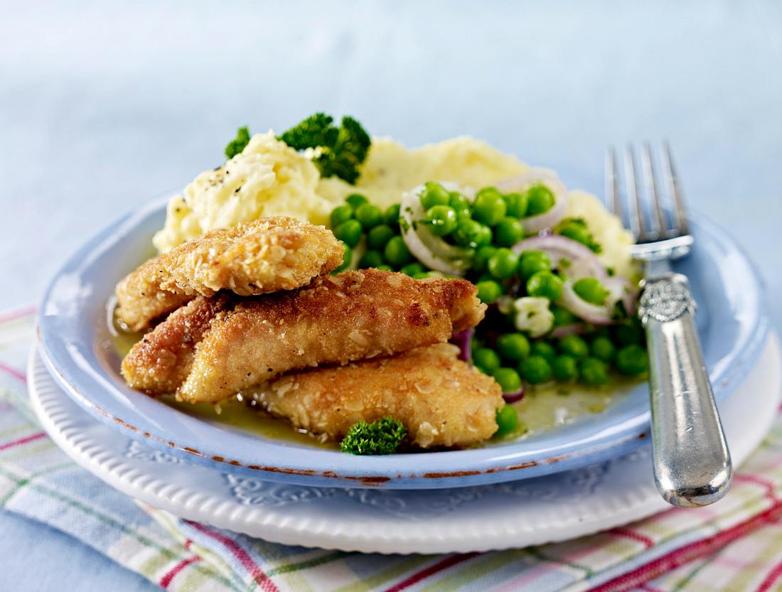 Paniertes Kotelett mit Kartoffelstampf &amp; Erbsengemüse Rezept | LECKER